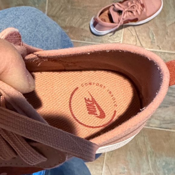 Womens 8 Nike Pink Sneakers - Picture 7 of 8